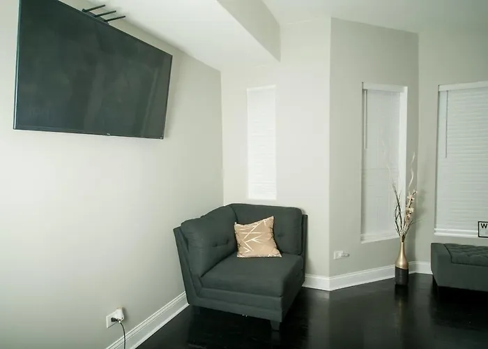 7 Star The Malia Oasis 3br 1 Half Bath Office Space Chicago